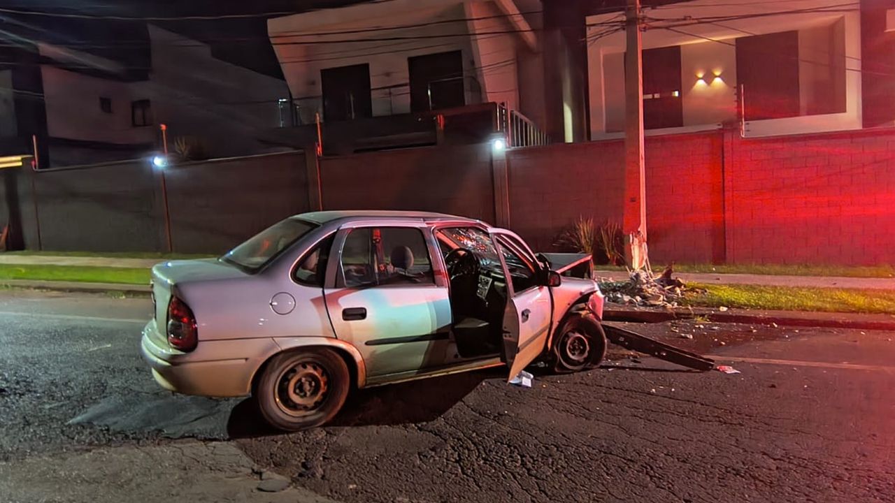Carro bate em poste da Copel e deixa estrutura presa por cabos de energia em Cascavel