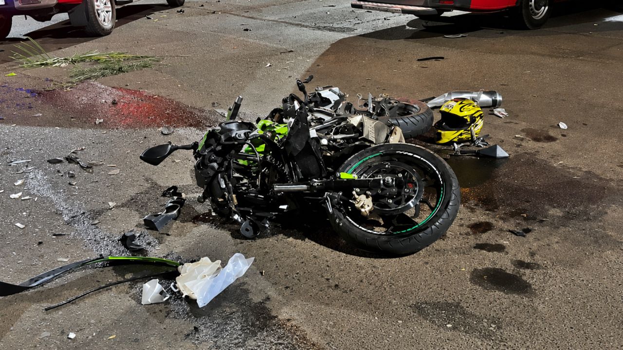 Motociclista fica ferido após acidente envolvendo três veículos no Bairro Neva, em Cascavel