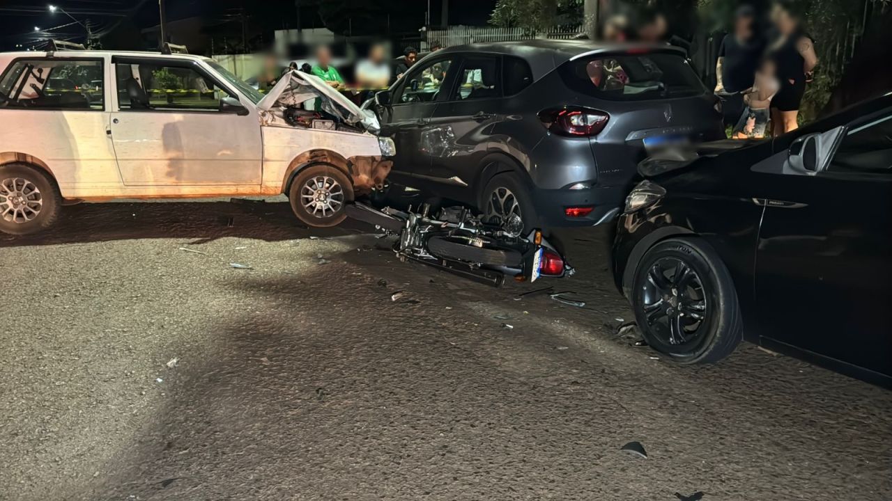 Motociclista é arremessado após acidente violento com quatro veículos em Cascavel