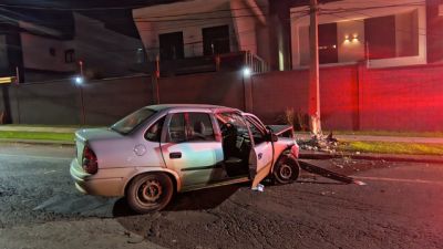 Carro bate em poste da Copel e deixa estrutura presa por cabos de energia em Cascavel