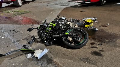 Motociclista fica ferido após acidente envolvendo três veículos no Bairro Neva, em Cascavel