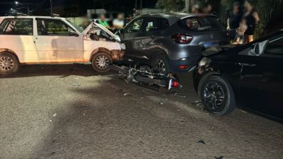 Motociclista é arremessado após acidente violento com quatro veículos em Cascavel
