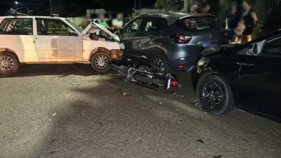Motociclista é arremessado após acidente violento com quatro veículos no Bairro Floresta, em Cascavel