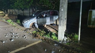 Condutora é presa após bater carro contra poste no bairro Maria Luiza, em Cascavel