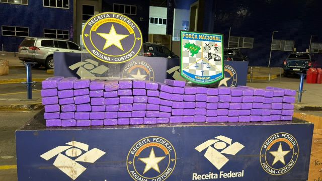 Receita Federal encontra quase 100 kg de maconha em fundo falso de veículo na Ponte da Amizade