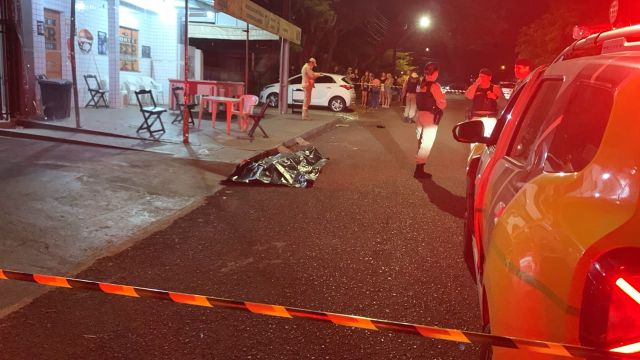 Homem é morto a tiros em frente a loja de conveniência no bairro Morumbi, em Cascavel