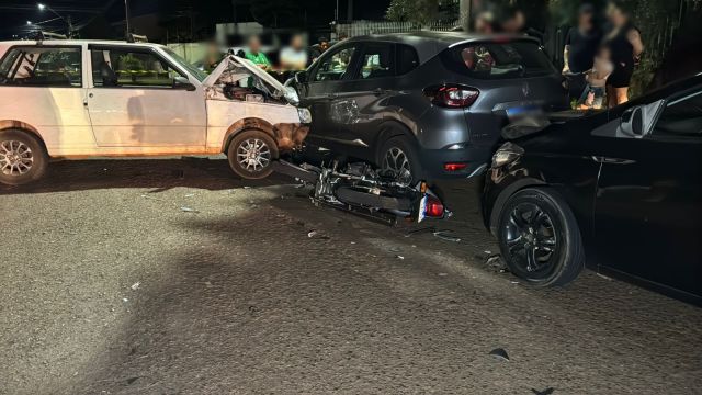 Motociclista é arremessado após acidente violento com quatro veículos em Cascavel