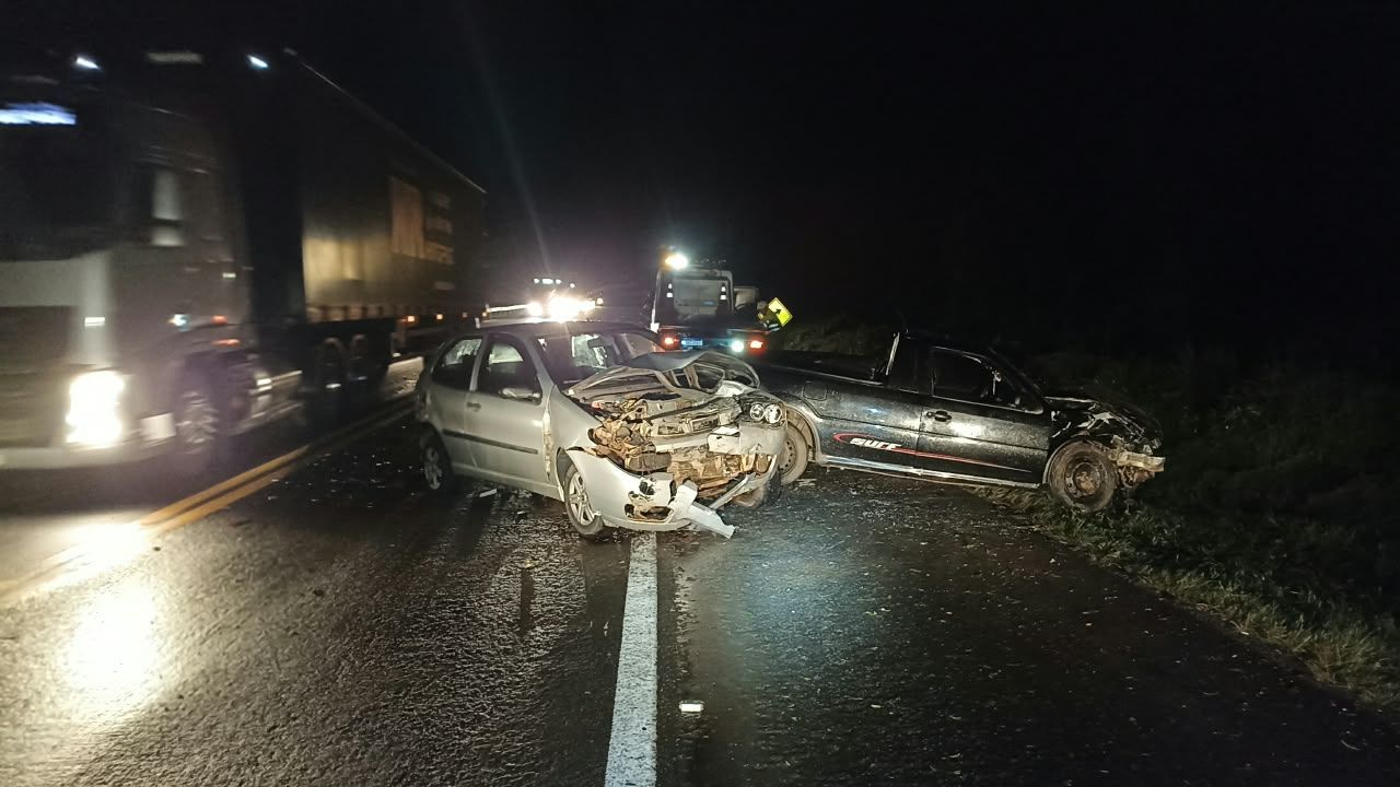 Colisão frontal entre Palio e Saveiro deixa dois motoristas feridos na BR-277