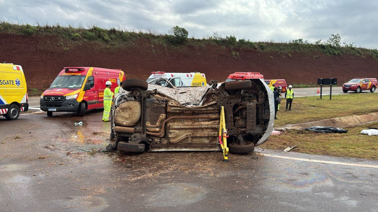 Duas mulheres morrem após carro aquaplanar e capotar por mais de 100 metros na BR-163, em Cascavel