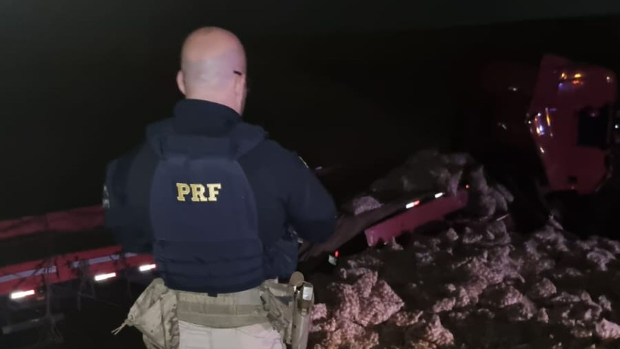 Colisão frontal entre carreta e carro deixa um morto e outro ferido na BR-369, em Cascavel