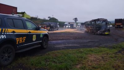 Ônibus pega fogo após atingir carreta na BR-376 e deixa nove feridos em Ortigueira