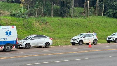 Colisão traseira deixa dois carros danificados na BR-277, em Cascavel