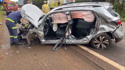 T-Cross fica destruído após colisão lateral com caminhão na BR-369, em Corbélia