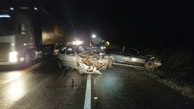 Colisão frontal entre Palio e Saveiro deixa dois motoristas feridos na BR-277