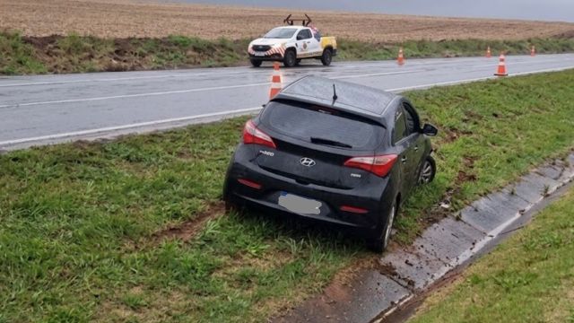 Homem é preso após sair da pista e ser flagrado com arma municiada na BR-163, em Cascavel