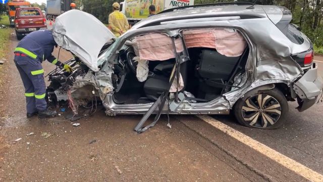 T-Cross fica destruído após colisão lateral com caminhão na BR-369, em Corbélia