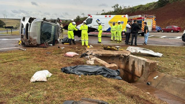 Duas mulheres morrem após carro aquaplanar e capotar por mais de 100 metros na BR-163, em Cascavel