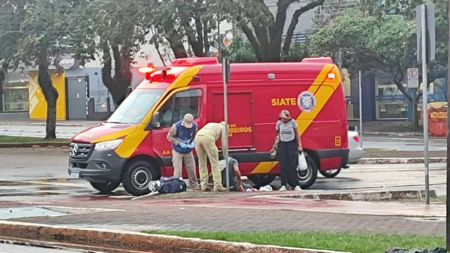Morador de rua fica gravemente ferido após ser esfaqueado no pescoço em Cascavel