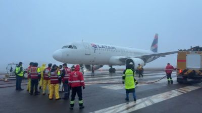 Aeronave da Latam que saiu da pista é removida do Aeroporto de Cascavel
