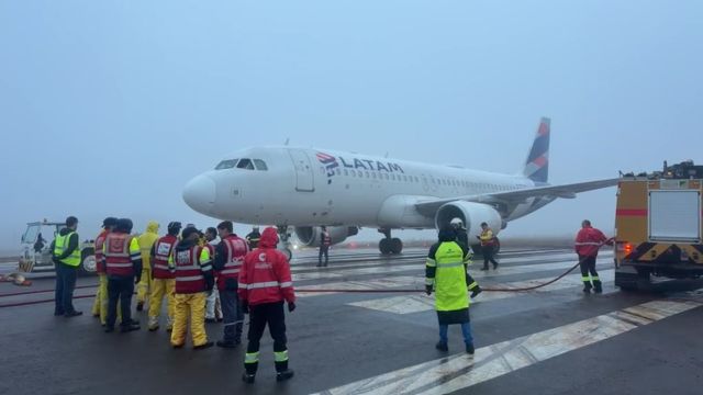 Aeronave da Latam que saiu da pista é removida do Aeroporto de Cascavel