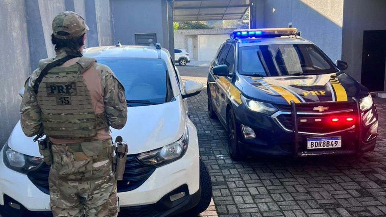 PRF recupera em Nova Laranjeiras carro roubado no Rio de Janeiro e com placas clonadas
