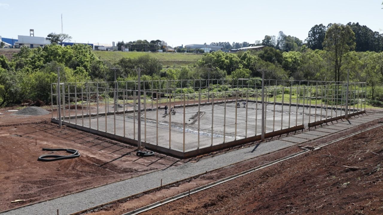 Espaço esportivo comunitário começa a tomar forma e já está 40% executado na região sul