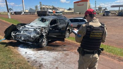 Colisão transversal entre dois carros deixa três feridos na PR-317, em Jesuítas