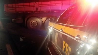 Motociclista morre após bater em caminhão durante retorno na BR-153, em Ibaiti