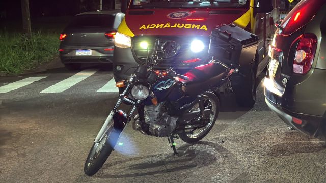 Motociclista fica ferido após colisão com carro no Centro de Cascavel