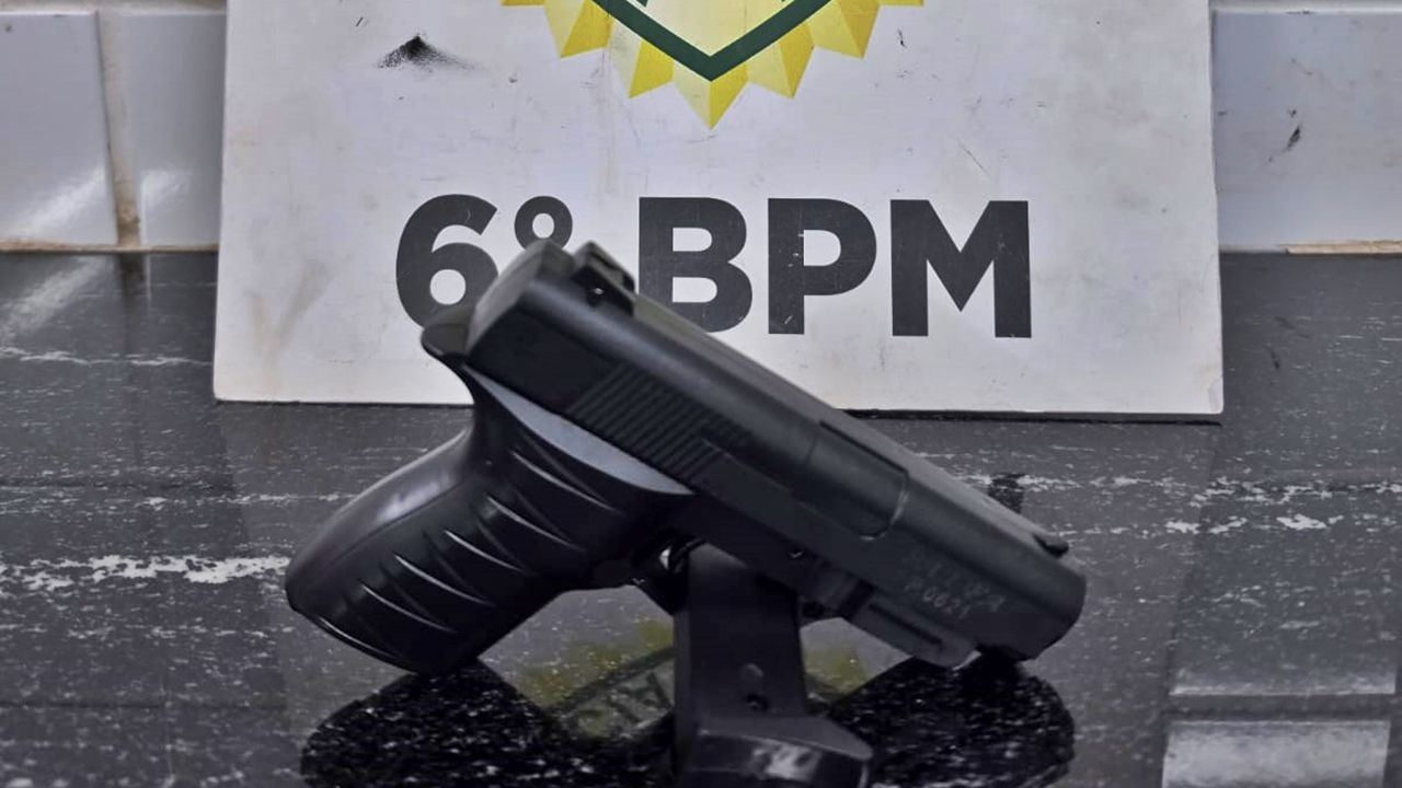 Aluno é abordado em escola de Cascavel com simulacro de pistola após imagem circular em grupos