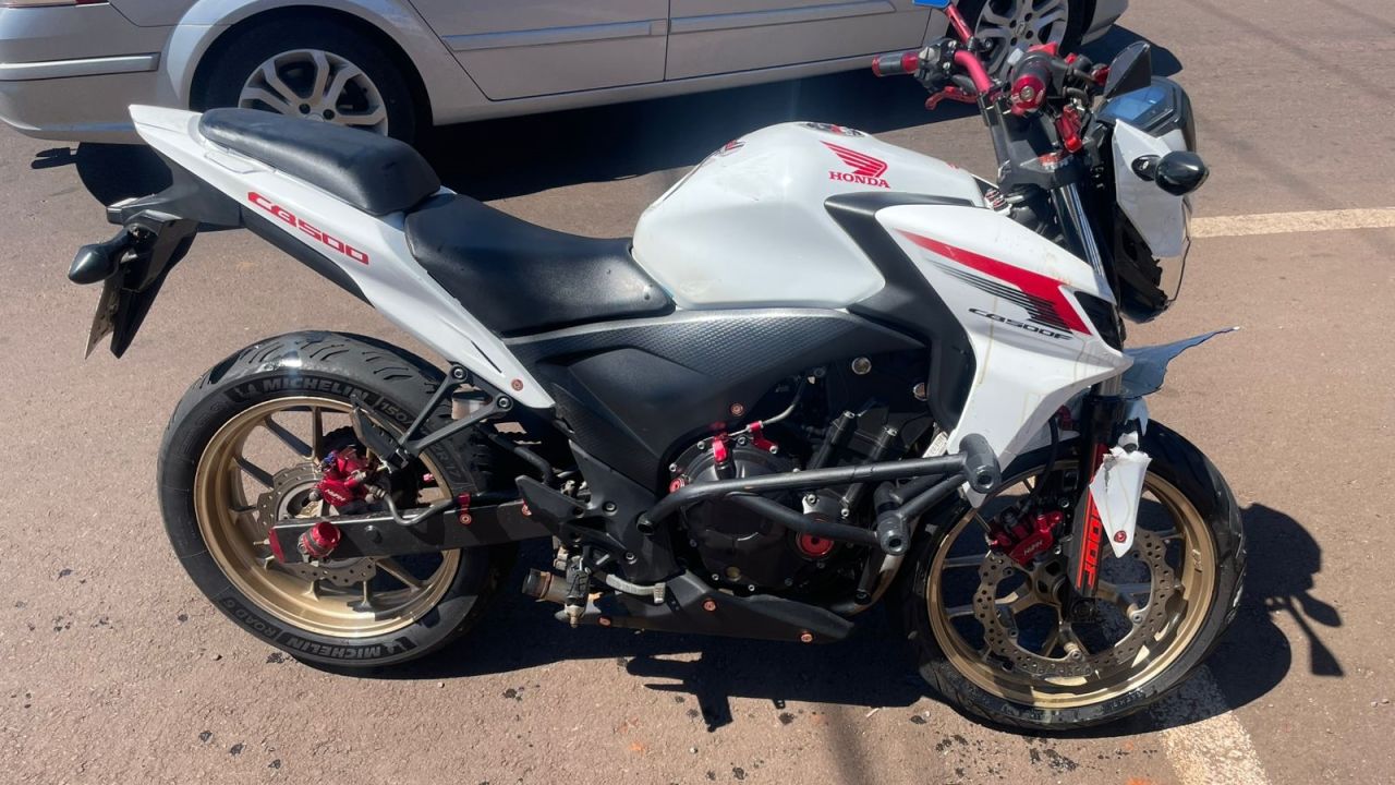 Motociclista fica ferida após colisão com carro que teria avançado pare em Cascavel