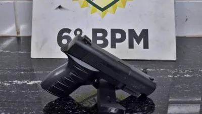 Aluno é abordado em escola de Cascavel com simulacro de pistola após imagem circular em grupos