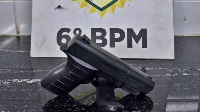 Aluno é abordado em escola de Cascavel com simulacro de pistola após imagem circular em grupos