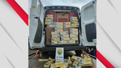 PM apreende cerca de 2 mil pacotes de cigarros contrabandeados e prende homem na BR-163, em Toledo