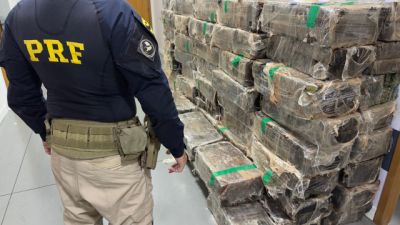 PRF apreende 2 toneladas de maconha escondidas em baú de caminhão no Paraná