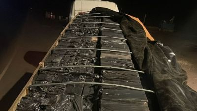 PRF apreende cerca de 450 mil maços de cigarros em caminhão na BR-277, em Céu Azul (PR)