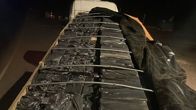 PRF apreende cerca de 450 mil maços de cigarros em caminhão na BR-277, em Céu Azul (PR)