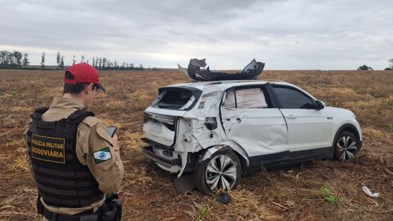 Carro sai da pista, bate em poste e capota em plantação na PR-364, em Terra Roxa