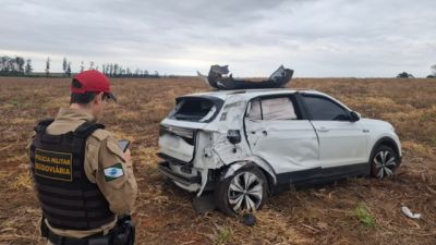 Carro sai da pista, bate em poste e capota em plantação na PR-364, em Terra Roxa