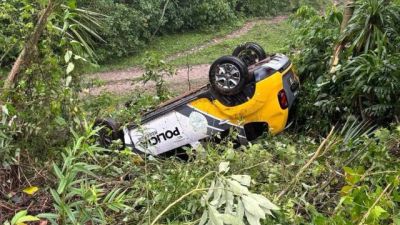 Viatura do 26º BPM capota na PR-239 e deixa policial ferido em Reserva