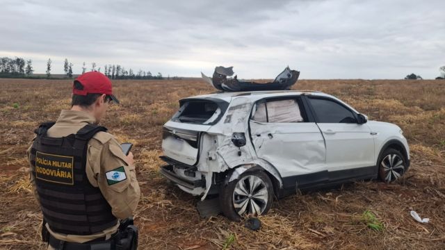 Carro sai da pista, bate em poste e capota em plantação na PR-364, em Terra Roxa