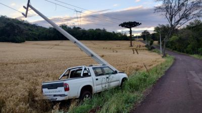 Motorista perde controle de S10, bate em poste e deixa local do acidente na Estrada Rural São Salvador em Cascavel