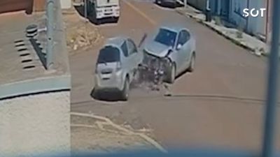 Acidente entre Ford Ka e Renault Fluence deixa feridos no Parque São Paulo, em Cascavel