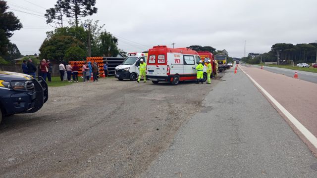 Nove pessoas ficam feridas em colisão entre dois carros na BR-476, entre Lapa e Araucária