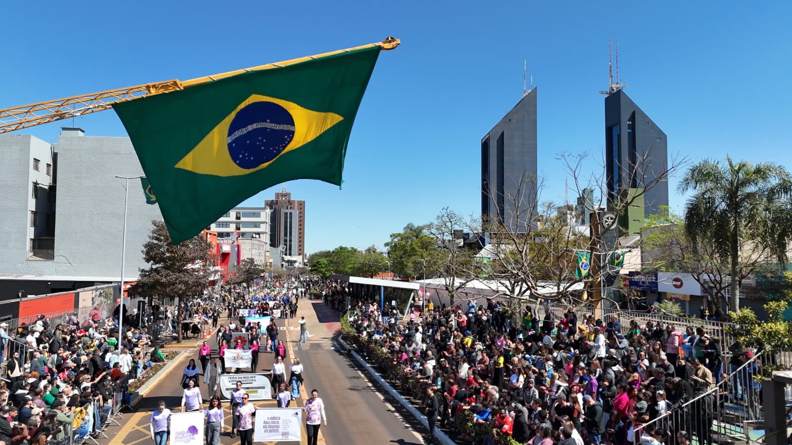 Imagem referente a notícia: Cascavel reúne mais de 14 mil pessoas no maior desfile cívico-militar da história do Município