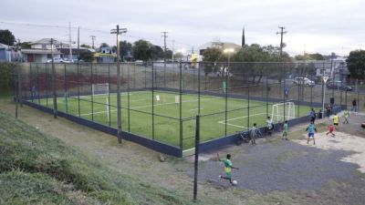 Campo de futebol sintético do Jardim Colonial é revitalizado com investimento de R$ 321 mil em Cascavel