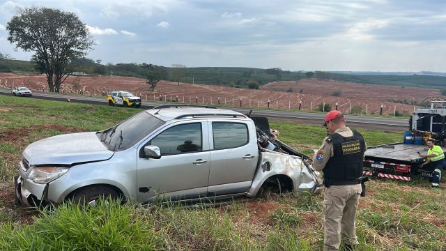 Caminhonete sai da pista e deixa motorista ferido na PRC-272, em Iporã