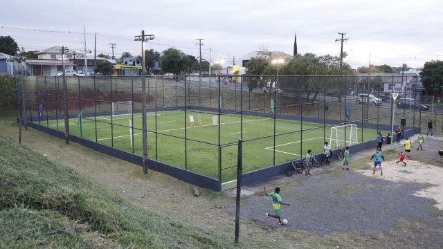 Campo de futebol sintético do Jardim Colonial é revitalizado com investimento de R$ 321 mil em Cascavel