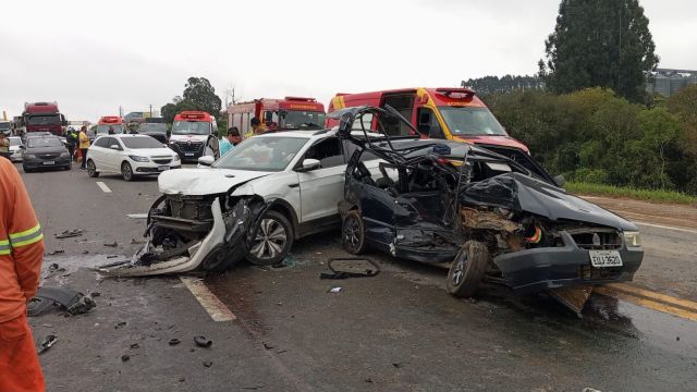 Engavetamento com nove veículos interdita totalmente a BR-277 em Palmeira