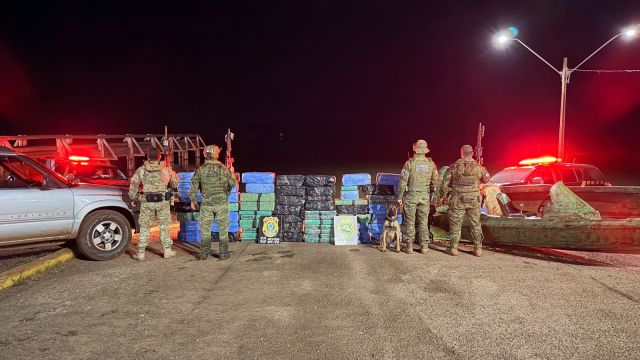 BPFRON e NEPOM/PF apreendem mais de uma tonelada de maconha em porto clandestino em Santa Helena